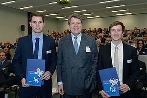 Dr. Reinhard Zinkann gratulierte Lukas Märtin (links) und Moritz Appels zum IHC-Preis