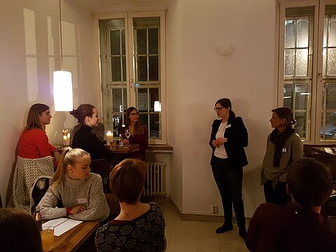 Friederike Ruwisch und Beate Brieden (mitte) im Gespräch mit Stipendiatinnen, Stipendiaten und Förderern. Foto: Stiftung Studienfonds OWL