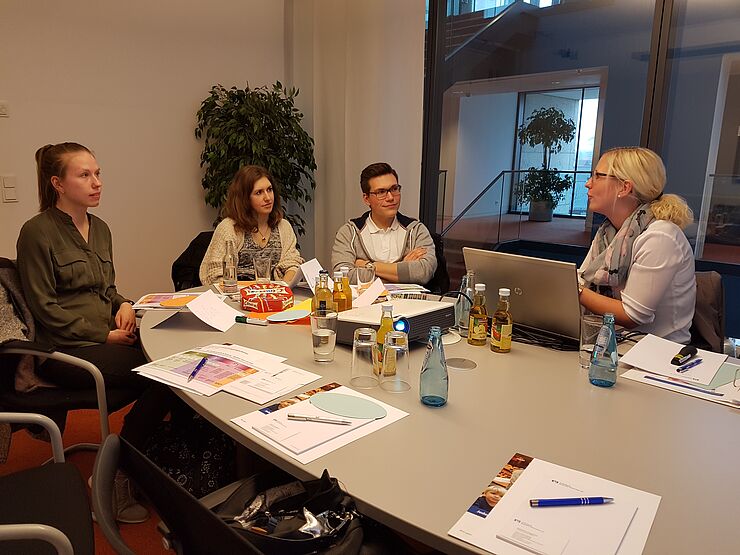 Stipendiatentreffen bei der Volksbank Bielefeld-Gütersloh eG