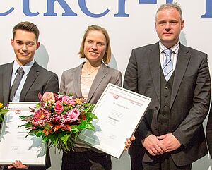 Imke Weishaupt (Mitte) erhielt den Dr. Oetker Preis in der Kategorie "bester Bachelorabschluss".