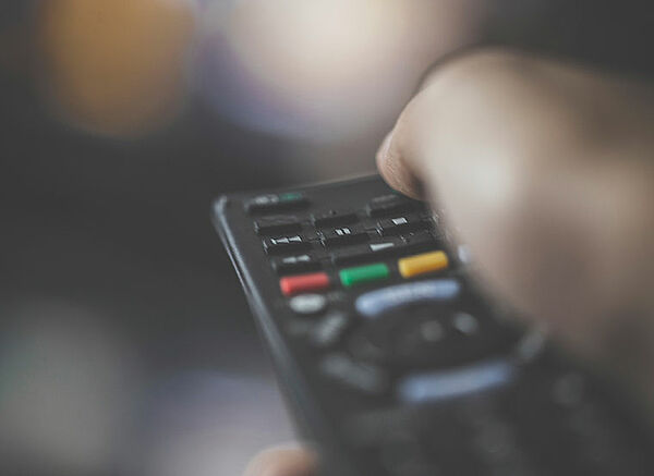 … einen aktuellen Smart TV anschaffen. Moderner Marken-Flachbildschirm mit 49 Zoll Bildschirmdiagonale