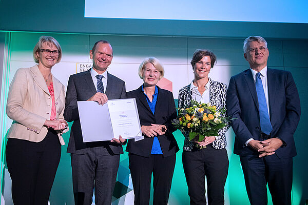Preisverleihung an Prof. Dr. Jürgen Krahl, Vorstandsvorsitzender der Stiftung Studienfonds OWL und Präsident der Technischen Hochschule OWL